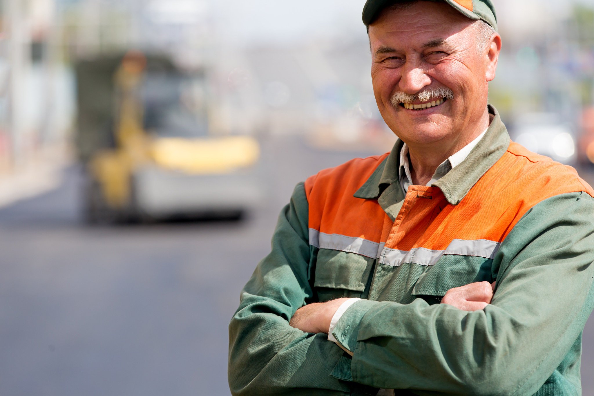 Улыбающийся рабочий. Рабочий улыбается. Удивленный дорожный рабочий. Портрет дорожного работника. Рабочий дед.